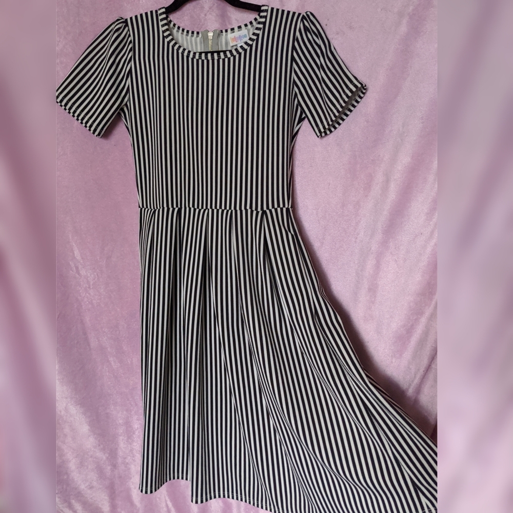 🖤 Lularoe black and white stripped Amelia dress